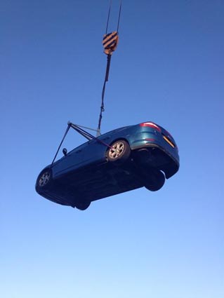 Auto in de kraan bij de Breko