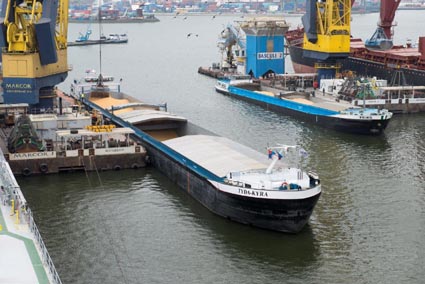 Mais laden in de Waalhaven