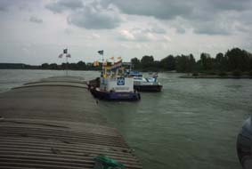 Bunkerboot brengt olie en proviand aan boord