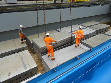 Aluminium laden aan de Scheurkade